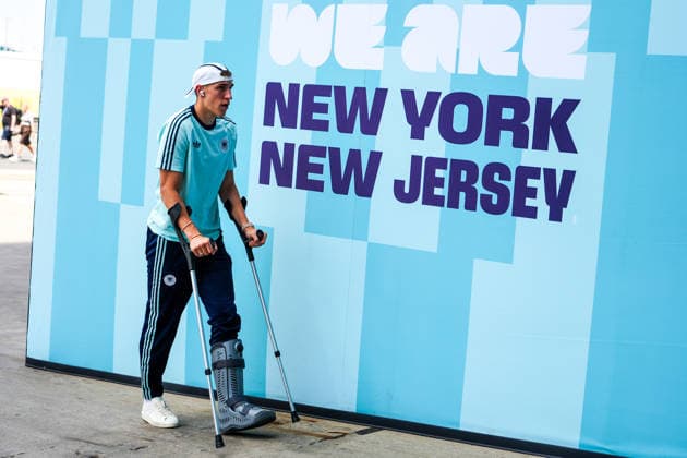 Nico Schlotterbeck (Deutschland Germany) kommt nach seiner Verletzung mit Krücken und einem Spezialschuh ins Stadion zum Spiel Deutschland gegen Ecuador - New York 25.06.2026: Deutschland vs. Ecuador, MetLife Stadium, World Cup 26 Gruppe E, 3. Spieltag *** Nico Schlotterbeck (Germany) arrives at the stadium on crutches and wearing a special shoe following his injury for the Germany vs. Ecuador match in New York on June 25, 2026. Germany vs. Ecuador, MetLife Stadium, World Cup 26, Group E, Matchday 3