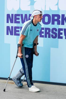 Nico Schlotterbeck (Deutschland Germany) kommt nach seiner Verletzung mit Krücken und einem Spezialschuh ins Stadion zum Spiel Deutschland gegen Ecuador - New York 25.06.2026: Deutschland vs. Ecuador, MetLife Stadium, World Cup 26 Gruppe E, 3. Spieltag *** Nico Schlotterbeck (Germany) arrives at the stadium on crutches and wearing a special shoe following his injury for the Germany vs. Ecuador match in New York on June 25, 2026. Germany vs. Ecuador, MetLife Stadium, World Cup 26, Group E, Matchday 3