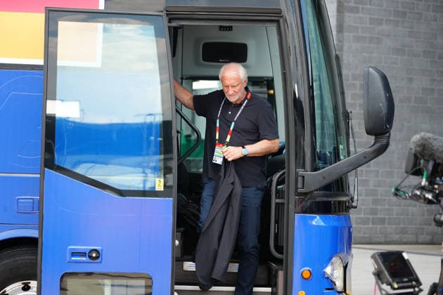 Sportdirektor Rudi Völler (Deutschland Germany) kommt zuerst aus dem Bus - New York 25.06.2026: Deutschland vs. Ecuador, MetLife Stadium, World Cup 26 Gruppe E, 3. Spieltag *** Sports Director Rudi Völler of Germany is the first to step off the bus in New York on June 25, 2026. Germany vs. Ecuador, MetLife Stadium, World Cup 26, Group E, Matchday 3