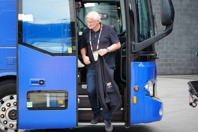Sportdirektor Rudi Völler (Deutschland Germany) kommt zuerst aus dem Bus - New York 25.06.2026: Deutschland vs. Ecuador, MetLife Stadium, World Cup 26 Gruppe E, 3. Spieltag *** Sports Director Rudi Völler of Germany is the first to step off the bus in New York on June 25, 2026. Germany vs. Ecuador, MetLife Stadium, World Cup 26, Group E, Matchday 3