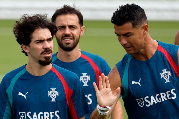 Portugal s players (L-R) Vitinha, Bernardo Silva and Cristiano Ronaldo attend a training session at Palm Beach, Florida, USA 25 June 2026. Portugal s training session !ACHTUNG: NUR REDAKTIONELLE NUTZUNG!  Copyright: xAlbertoxEstévezx GRAF5940 20260625-55020710174_1