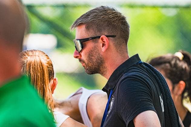 Ein Trainer im schwarzen Polo-Shirt mit Sonnenbrille spricht während einer Spielpause mit einer Spielerin. Die Szene findet beim Beachhandball-Turnier am Jarun See in Zagreb statt. IHF Beach Handball World Championship, WM, Weltmeisterschaft 2026, 23.06.2026, Zagreb, Jarun See *** A coach wearing a black polo shirt and sunglasses talks to a player during a break in the game. The scene takes place at the beach handball tournament at Lake Jarun in Zagreb. IHF Beach Handball World Championship 2026, June 23, 2026, Zagreb, Lake Jarun Copyright: xspeedshotx xDorianfrickx