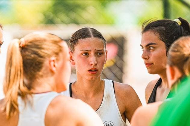 Eine Spielerin der Deutschen Frauen Beachhandball Nationalmannschaft blickt konzentriert und angespannt in die Runde während einer Teambesprechung am Jarun See in Zagreb. Mehrere Mitspielerinnen umringen sie, das Trikot zeigt Sandspuren vom Spielbetrieb. IHF Beach Handball World Championship, WM, Weltmeisterschaft 2026, 23.06.2026, Zagreb, Jarun See *** A player on the German women’s national beach handball team looks around with concentration and tension during a team meeting at Lake Jarun in Zagreb. Several teammates surround her; her jersey shows traces of sand from the 2026 IHF Beach Handball World Championship, June 23, 2026, Zagreb, Lake Jarun Copyright: xspeedshotx xDorianfrickx