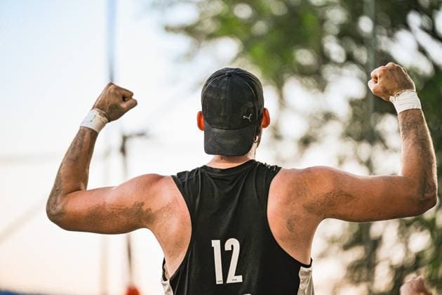 Tobias Zeyen ( 12; Deutschland Beachhandball Nationalmannschaft) reckt beide Fäuste in die Höhe und jubelt nach einem erfolgreichen Spielzug am Jarun See in Zagreb. Der Spieler trägt ein schwarzes Trikot und eine schwarze Puma-Cap, der Rücken ist mit Sand verschmutzt. IHF Beach Handball World Championship, WM, Weltmeisterschaft 2026, 23.06.2026, Zagreb, Jarun See *** Tobias Zeyen, No. 12 on the German national beach handball team, raises both fists in the air and celebrates after a successful play at Lake Jarun in Zagreb. The player is wearing a black jersey and a black Puma cap, his back is covered in sand. IHF Beach Handball World Championship 2026, June 23, 2026, Zagreb, Lake Jarun Copyright: xspeedshotx xDorianfrickx