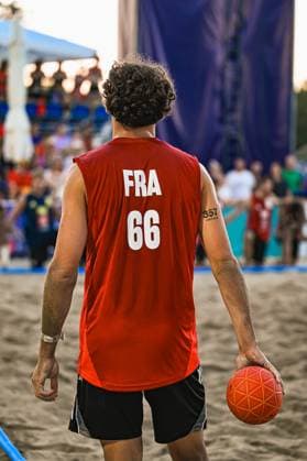 Ein Spieler Frankreichs ( 66) steht mit dem Ball in der Hand auf dem Sandfeld am Jarun See in Zagreb. Der Spieler ist von hinten zu sehen, im Hintergrund sind Zuschauer und die Eventkulisse erkennbar. IHF Beach Handball World Championship, WM, Weltmeisterschaft 2026, 23.06.2026, Zagreb, Jarun See *** A player from France 66 stands on the sand court at Lake Jarun in Zagreb with the ball in his hand. The player is seen from behind; spectators and the event backdrop are visible in the background. IHF Beach Handball World Championship 2026, June 23, 2026, Zagreb, Lake Jarun Copyright: xspeedshotx xDorianfrickx