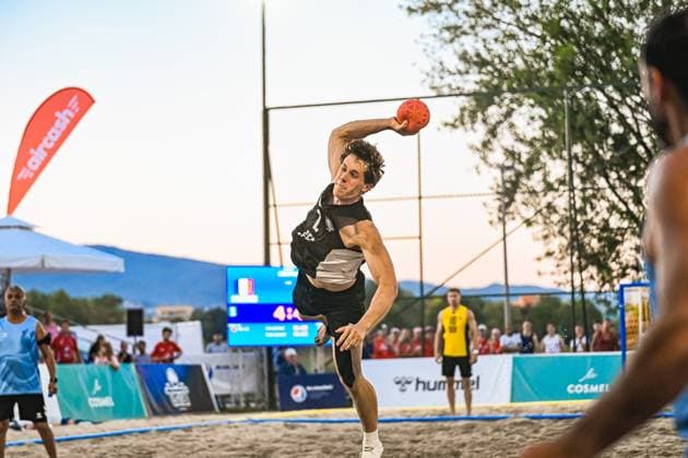 Ein Spieler der Deutschland Beachhandball Nationalmannschaft springt hoch und holt zum Wurf aus, der Ball ist klar in der erhobenen Hand sichtbar. Im Hintergrund sind Zuschauer, ein Anzeigetafel sowie Werbebanden von hummel und Cosmel am Jarun See in Zagreb zu sehen. IHF Beach Handball World Championship, WM, Weltmeisterschaft 2026, 23.06.2026, Zagreb, Jarun See *** A player on the German national beach handball team jumps high and winds up to shoot; the ball is clearly visible in his raised hand. In the background, spectators, a scoreboard, and advertising banners from hummel and Cosmel can be seen at Lake Jarun in Zagreb. IHF Beach Handball World Championship 2026, June 23, 2026, Zagreb, Lake Jarun Copyright: xspeedshotx xDorianfrickx