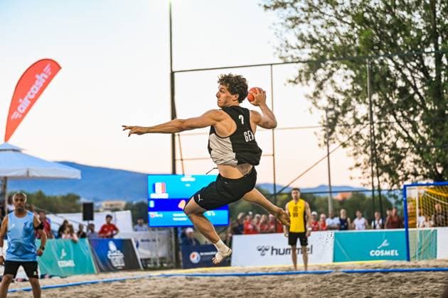 Lennart Wörmann ( 2; Deutschland Beachhandball Nationalmannschaft) springt dynamisch ab und holt zum Wurf aus, der Ball liegt sicher in seiner Hand. Im Hintergrund sind Zuschauer, eine Anzeigetafel und das Spielfeld am Jarun See in Zagreb zu sehen. IHF Beach Handball World Championship, WM, Weltmeisterschaft 2026, 23.06.2026, Zagreb, Jarun See *** Lennart Wörmann 2, a member of the German national beach handball team, takes off dynamically and winds up for a shot; the ball is securely in his hand. In the background, spectators, a scoreboard, and the playing field at Lake Jarun in Zagreb can be seen. IHF Beach Handball World Championship 2026, June 23, 2026, Zagreb, Lake Jarun Copyright: xspeedshotx xDorianfrickx