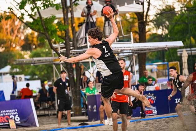 Lennart Wörmann ( 2; Deutschland Beachhandball Nationalmannschaft) springt dynamisch ab und holt zum Wurf aus, der Ball ist hoch in der Hand gehalten. Im Hintergrund sind Gegenspieler sowie Zuschauer am Jarun See in Zagreb zu sehen. IHF Beach Handball World Championship, WM, Weltmeisterschaft 2026, 23.06.2026, Zagreb, Jarun See *** Lennart Wörmann 2, a member of the German national beach handball team, takes off dynamically and winds up for a shot, holding the ball high in his hand. Opponents and spectators can be seen in the background at Lake Jarun in Zagreb. IHF Beach Handball World Championship 2026, June 23, 2026, Zagreb, Lake Jarun Copyright: xspeedshotx xDorianfrickx