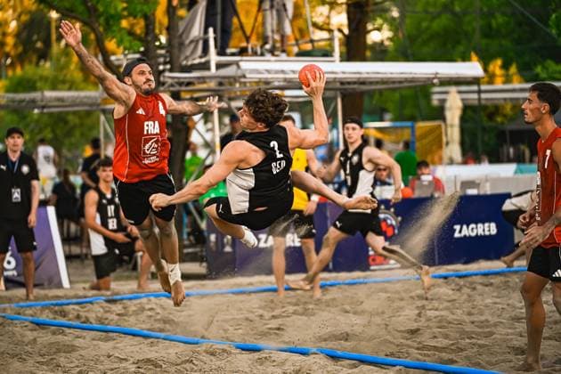 Lennart Wörmann ( 2; Deutschland Beachhandball Nationalmannschaft) springt in einer spektakulären Wurfaktion über die Seitenlinie und wirbelt Sand auf, während ein französischer Abwehrspieler ( 4; FRA) versucht, den Wurf zu blocken. Die Szene findet beim Turnier am Jarun See in Zagreb statt. IHF Beach Handball World Championship, WM, Weltmeisterschaft 2026, 23.06.2026, Zagreb, Jarun See *** Lennart Wörmann, a member of the German men s beach handball national team, leaps over the sideline in a spectacular shot, kicking up sand, while a French defender 4 FRA tries to block the shot. The scene takes place during the tournament at Lake Jarun in Zagreb: 2026 IHF Beach Handball World Championship, June 23, 2026, Zagreb, Lake Jarun Copyright: xspeedshotx xDorianfrickx