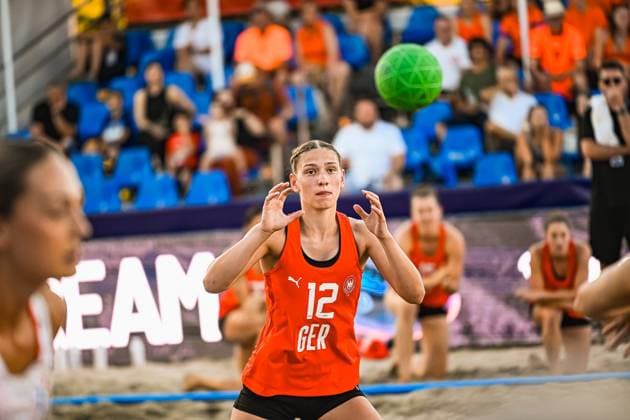 Dilayla Alarslan ( 12; Deutsche Frauen Beachhandball Nationalmannschaft) nimmt einen grünen Ball in Empfang und fixiert ihn konzentriert mit dem Blick. Im Hintergrund verfolgen Mitspielerinnen und Zuschauer die Szene am Jarun See in Zagreb. IHF Beach Handball World Championship, WM, Weltmeisterschaft 2026, 23.06.2026, Zagreb, Jarun See *** Dilayla Alarslan, a member of the German women’s beach handball national team, catches a green ball and stares at it intently. In the background, her teammates and spectators watch the scene unfold at Lake Jarun in Zagreb during the 2026 IHF Beach Handball World Championship, June 23, 2026, Zagreb, Lake Jarun Copyright: xspeedshotx xDorianfrickx