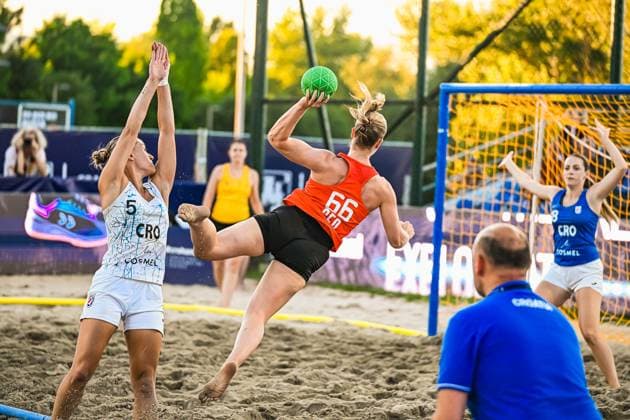 Amelie Möllmann ( 66; Deutsche Frauen Beachhandball Nationalmannschaft) zieht spektakulär ab und überwindet dabei die ausgestreckte Abwehr einer kroatischen Gegenspielerin ( 5). Am Tor wartet die kroatische Torhüterin auf den Ball. IHF Beach Handball World Championship, WM, Weltmeisterschaft 2026, 23.06.2026, Zagreb, Jarun See *** Amelie Möllmann 66 The German women’s beach handball national team makes a spectacular run, overcoming the outstretched defense of a Croatian opponent 5 The Croatian goalkeeper waits for the ball at the goal IHF Beach Handball World Championship 2026, June 23, 2026, Zagreb, Lake Jarun Copyright: xspeedshotx xDorianfrickx