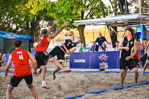 Ein Spieler der deutschen Beachhandball-Nationalmannschaft springt beim Wurfversuch in die Luft und wird von einem französischen Gegenspieler ( 4, FRA) geblockt. LIEBECK Lennart ( 3; Deutschland Beachhandball) beobachtet die Szene am Jarun See in Zagreb. IHF Beach Handball World Championship, WM, Weltmeisterschaft 2026, 23.06.2026, Zagreb, Jarun See *** A player on the German national beach handball team jumps into the air to attempt a shot and is blocked by a French opponent, No. 4 (FRA). LIEBECK Lennart 3 (Germany Beach Handball) watches the play at Lake Jarun in Zagreb during the 2026 IHF Beach Handball World Championship, June 23, 2026, Zagreb, Lake Jarun Copyright: xspeedshotx xDorianfrickx