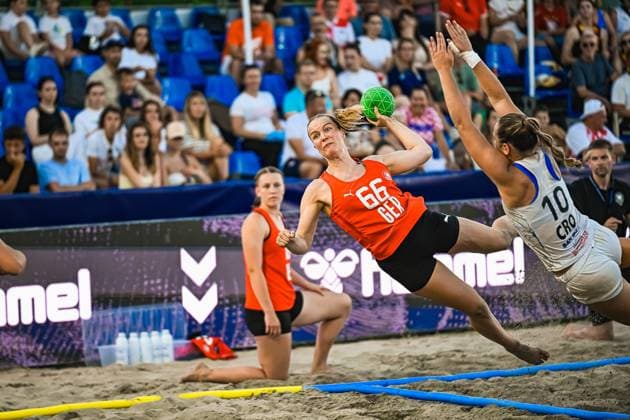 Amelie Möllmann ( 66; Deutsche Frauen Beachhandball Nationalmannschaft) zieht im Sprung ab und wird von einer kroatischen Gegenspielerin ( 10; CRO) geblockt. Im Hintergrund verfolgt eine weitere deutsche Spielerin die Szene vor vollem Publikum am Jarun See in Zagreb. IHF Beach Handball World Championship, WM, Weltmeisterschaft 2026, 23.06.2026, Zagreb, Jarun See *** Amelie Möllmann, 66. A player on the German women’s national beach handball team takes off for a jump shot and is blocked by a Croatian opponent (10 CRO). In the background, another German player watches the action unfold before a packed crowd at Lake Jarun in Zagreb. IHF Beach Handball World Championship 2026, June 23, 2026, Zagreb, Lake Jarun Copyright: xspeedshotx xDorianfrickx