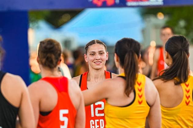 Dilayla Alarslan ( 12; Deutsche Frauen Beachhandball Nationalmannschaft) lächelt beim Handshake mit Gegenspielerinnen nach dem Spiel am Jarun See in Zagreb. Im Vordergrund sind Spielerinnen beider Teams von hinten zu sehen. IHF Beach Handball World Championship, WM, Weltmeisterschaft 2026, 23.06.2026, Zagreb, Jarun See *** Dilayla Alarslan, a member of the German women’s beach handball national team, smiles as she shakes hands with her opponents after the game at Lake Jarun in Zagreb. In the foreground, players from both teams are seen from behind. IHF Beach Handball World Championship 2026, June 23, 2026, Zagreb, Lake Jarun Copyright: xspeedshotx xDorianfrickx