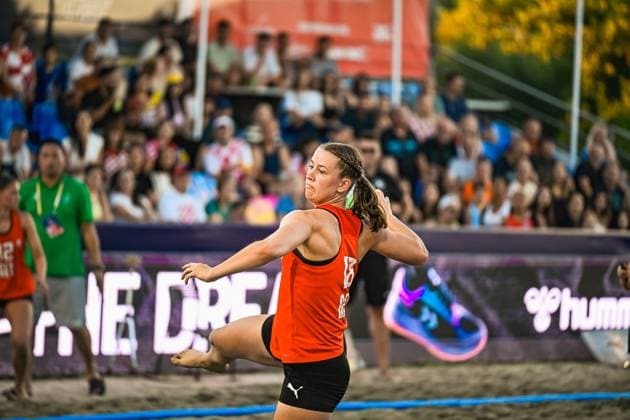 Eine Spielerin im orangefarbenen Trikot holt mit gestrecktem Arm zum Wurf aus und hebt dabei das Knie. Im Hintergrund verfolgen zahlreiche Zuschauer das Spiel am Jarun See in Zagreb. IHF Beach Handball World Championship, WM, Weltmeisterschaft 2026, 23.06.2026, Zagreb, Jarun See *** A player in an orange jersey winds up to shoot with her arm outstretched, lifting her knee as she does so. In the background, numerous spectators watch the game at Lake Jarun in Zagreb. IHF Beach Handball World Championship 2026, June 23, 2026, Zagreb, Lake Jarun Copyright: xspeedshotx xDorianfrickx