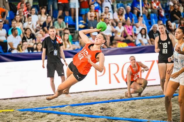 Eine Spielerin der Deutschen Frauen Beachhandball Nationalmannschaft springt dynamisch ab und wirft den grünen Ball in Richtung Tor am Jarun See in Zagreb. Im Hintergrund beobachten Mitspielerinnen und eine Gegenspielerin die Aktion vor voll besetzten Tribünen. IHF Beach Handball World Championship, WM, Weltmeisterschaft 2026, 23.06.2026, Zagreb, Jarun See *** A player on the German women’s national beach handball team takes a dynamic leap and throws the green ball toward the goal at Lake Jarun in Zagreb. In the background, her teammates and an opposing player watch the action in front of packed stands. IHF Beach Handball World Championship 2026, June 23, 2026, Zagreb, Lake Jarun Copyright: xspeedshotx xDorianfrickx