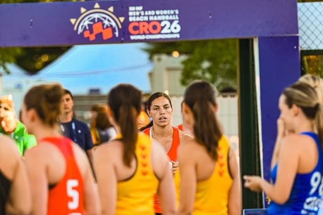 Lucie Marie Kretzschmar ( 33, Deutsche Frauen Beachhandball Nationalmanschaft) präsentiert sich konzentriert beim Einlauf zum IHF Beach Handball World Championship, WM, Weltmeisterschaft 2026 am Jarun See in Zagreb. Die Spielerin in orangefarbenem Trikot wird von Mannschaftskameradinnen umgeben, im Hintergrund ist das CRO26-Logo sichtbar. IHF Beach Handball World Championship 2026, 23.06.2026, Zagreb, Jarun See *** Lucie Marie Kretzschmar, 33, of the German Women’s Beach Handball National Team, looks focused as she walks onto the field for the 2026 IHF Beach Handball World Championship at Lake Jarun in Zagreb. The player in the orange jersey is surrounded by her teammates, with the CRO26 logo visible in the background. 2026 IHF Beach Handball World Championship, June 23, 2026, Zagreb, Lake Jarun Copyright: xspeedshotx xDorianfrickx