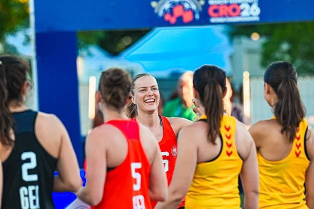 Amelie Möllmann ( 66, Deutsche Frauen Beachhandball Nationalmannschaft) strahlt beim Einlaufen durch den Spielertunnel am Jarun See in Zagreb. Die Spielerin in gelbem Trikot wird von Kolleginnen in roten und schwarzen Trikots umgeben. Im Hintergrund ist das CRO26-Banner der IHF Beach Handball World Championship, WM, Weltmeisterschaft 2026 sichtbar. IHF Beach Handball World Championship 2026, 23.06.2026, Zagreb, Jarun See *** Amelie Möllmann 66, The German women’s beach handball national team beams as they walk through the players’ tunnel at Lake Jarun in Zagreb. The player in the yellow jersey is surrounded by teammates in red and black jerseys. In the background, the CRO26 banner for the 2026 IHF Beach Handball World Championship is visible. IHF Beach Handball World Championship 2026, June 23, 2026, Zagreb, Lake Jarun Copyright: xspeedshotx xDorianfrickx