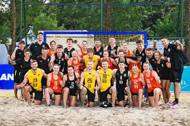 Die deutsche Beach Handball Nationalmannschaft präsentiert sich beim IHF Beach Handball World Championship, WM, Weltmeisterschaft 2026 am 23.06.2026 in Zagreb am Jarun See. Das Teamfoto zeigt Männer und Frauen der DHB Beach-Teams in ihren Trikots (Schwarz, Gelb, Orange, Rot) mit Trainer und Betreuerteam vor dem Spielfeld. Ein beeindruckendes Bild der internationalen Spitzensportler vor der Kulisse des Sandplatzes. IHF Beach Handball World Championship 2026, 23.06.2026, Zagreb, Jarun See *** The German national beach handball team will compete at the 2026 IHF Beach Handball World Championship on June 23, 2026, in Zagreb on Lake Jarun. The team photo shows the men and women of the DHB beach teams in their black, yellow, and orange jerseys, red, along with the coach and support staff in front of the playing field. An impressive image of these top international athletes against the backdrop of the sand court. 2026 IHF Beach Handball World Championship, June 23, 2026, Zagreb, Lake Jarun Copyright: xspeedshotx xDorianfrickx