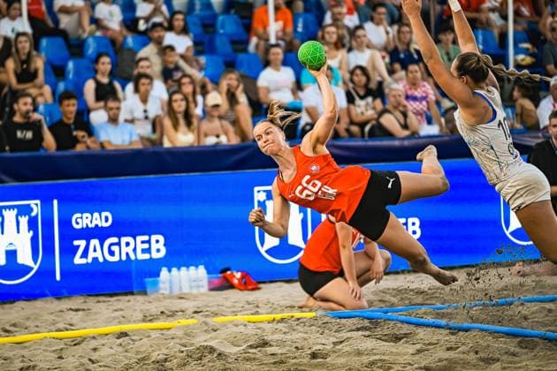 Amelie Möllmann ( 66; Deutsche Frauen Beachhandball Nationalmannschaft) springt dynamisch aus dem Sand und wirft den Ball in Richtung Tor, während eine Gegenspielerin den Abschluss zu blocken versucht. Im Hintergrund verfolgen zahlreiche Zuschauer die Szene am Jarun See in Zagreb. IHF Beach Handball World Championship, WM, Weltmeisterschaft 2026, 23.06.2026, Zagreb, Jarun See *** Amelie Möllmann, 66, of the German women’s national beach handball team, leaps dynamically from the sand and throws the ball toward the goal, while an opponent tries to block the shot. In the background, numerous spectators watch the action at Lake Jarun in Zagreb during the 2026 IHF Beach Handball World Championship, June 23, 2026, Zagreb, Lake Jarun Copyright: xspeedshotx xDorianfrickx