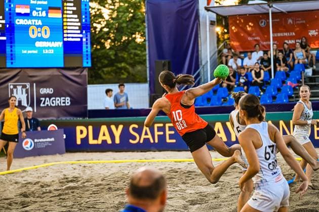 Isabel Kattner ( 10; Deutsche Frauen Beachhandball Nationalmannschaft) springt dynamisch ab und zieht zum Wurf auf, während kroatische Abwehrspielerinnen versuchen zu blocken. Die Anzeigetafel zeigt Croatia 0:0 Germany im 1. Period beim Turnier am Jarun See in Zagreb. IHF Beach Handball World Championship, WM, Weltmeisterschaft 2026, 23.06.2026, Zagreb, Jarun See *** Isabel Kattner, a member of the German women s beach handball national team, takes off dynamically and prepares to shoot, while Croatian defenders try to block her. The scoreboard reads Croatia 0–0 Germany in the first period of the tournament at Lake Jarun in Zagreb during the 2026 IHF Beach Handball World Championship, June 23, 2026, Zagreb, Lake Jarun Copyright: xspeedshotx xDorianfrickx
