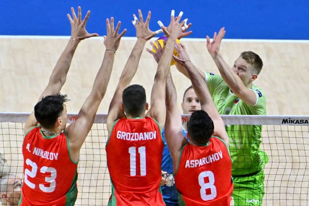 LJUBLJANA, SLOVENIA - JUNE 25: Rok Mozic of Slovenia (R) in action against Aleks Grozdanov of Bulgaria (C) during the FIVB Men s Volleyball Nations League match between Slovenia and Bulgaria at Arena Stozice, Ljubljana on June 25, 2026 in Ljubljana, Slovenia. (Photo by Igor Kupljenik Sports Press Photo).  Copyright: xIgorxKupljenikx xSPPx Sportspressphoto_SPR176687
