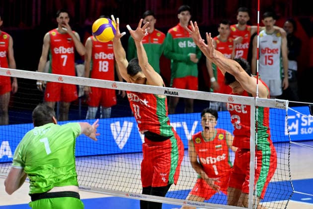 LJUBLJANA, SLOVENIA - JUNE 25: Toncek Stern of Slovenia (L) in action against Aleks Grozdanov of Bulgaria (C) during the FIVB Men s Volleyball Nations League match between Slovenia and Bulgaria at Arena Stozice, Ljubljana on June 25, 2026 in Ljubljana, Slovenia. (Photo by Igor Kupljenik Sports Press Photo).  Copyright: xIgorxKupljenikx xSPPx Sportspressphoto_SPR176713