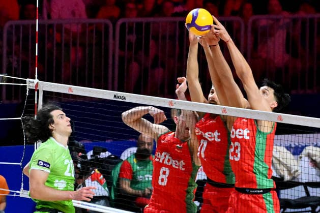 LJUBLJANA, SLOVENIA - JUNE 25: Nik Mujanovic of Slovenia (L) in action against Bulgarian block during the FIVB Men s Volleyball Nations League match between Slovenia and Bulgaria at Arena Stozice, Ljubljana on June 25, 2026 in Ljubljana, Slovenia. (Photo by Igor Kupljenik Sports Press Photo).  Copyright: xIgorxKupljenikx xSPPx Sportspressphoto_SPR176716