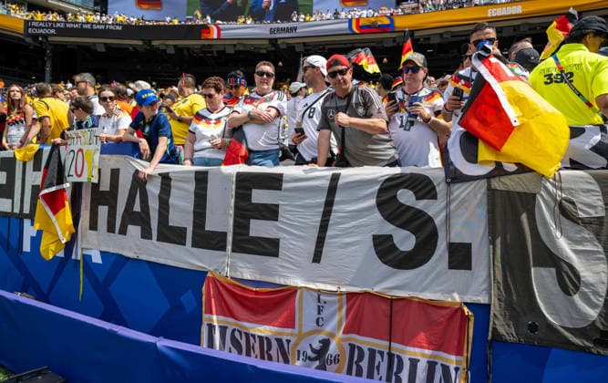Fußball, Herren, FIFA World Cup, WM, Weltmeisterschaft, Fussball 2026, Spiel in New York New Jersey, Ecuador - Deutschland (Gruppe E, 3. Spieltag), deutsche Fans mit Halle S. Fahne, 25.06. 2026, *** Soccer, Men s, 2026 FIFA World Cup, Match in New York, New Jersey, Ecuador vs. Germany, Group E, Matchday 3, German fans with a Hall S flag, June 25, 2026, Copyright: xMatthiasxKochx
