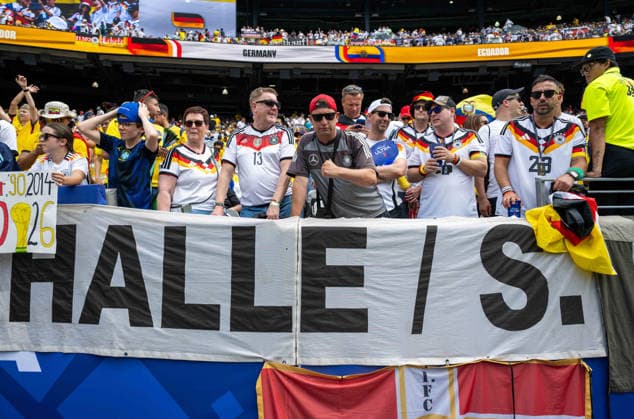 Fußball, Herren, FIFA World Cup, WM, Weltmeisterschaft, Fussball 2026, Spiel in New York New Jersey, Ecuador - Deutschland (Gruppe E, 3. Spieltag), deutsche Fans mit Halle S. Fahne, 25.06. 2026, *** Soccer, Men s, 2026 FIFA World Cup, Match in New York, New Jersey, Ecuador vs. Germany, Group E, Matchday 3, German fans with a Hall S flag, June 25, 2026, Copyright: xMatthiasxKochx