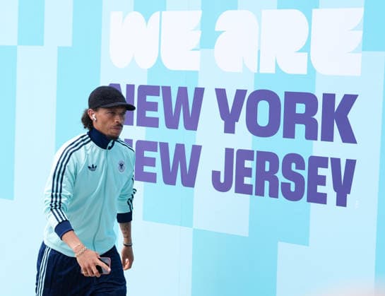 Leroy Sane (Deutschland, 19) kommt vor dem Spiel im Stadion an. USA, FIFA Weltmeisterschaft, Ecuador vs Deutschland, East Rutherford, 25.06.2026 USA, FIFA Weltmeisterschaft, Ecuador vs Deutschland, East Rutherford, 25.06.2026 East Rutherford *** Leroy Sané of Germany, age 19, arrives at the stadium before the game in the U.S., FIFA World Cup, Ecuador vs. Germany, East Rutherford, June 25, 2026, U.S., FIFA World Cup, Ecuador vs. Germany, East Rutherford, June 25, 2026, East Rutherford Copyright: xEibner-Pressefoto ScottxColemanx EP_SCN