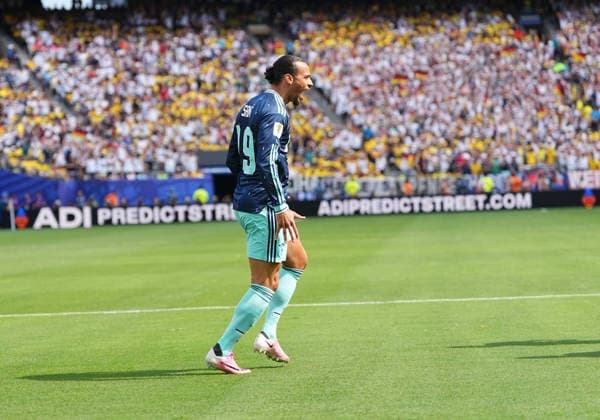 Leroy Sane (Germany) scores and celebrates his teams first goal during Ecuador and Germany, Group I FIFA World Cup, WM, Weltmeisterschaft, Fussball 2026, Met Life Stadium, New jersey, USA on June 25, 2026. Thor Wegner DeFodi Images. (Photo by DeFodi Images) - *** Leroy Sané of Germany scores and celebrates his team s first goal during the match between Ecuador and Germany in Group I of the 2026 FIFA World Cup at MetLife Stadium in New Jersey, USA, on June 25, 2026. Thor Wegner, DeFodi Images. Photo by DeFodi Images