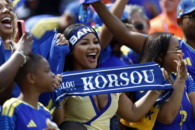 FIFA World Cup, WM, Weltmeisterschaft, Fussball 2026 - Group E - Curacao vs Ivory Coast A supporter of Curacao cheer with a scarf ahead of the FIFA World Cup 2026 group stage match Curacao against Ivory Coast, in Philadelphia, Pennsylvania, USA, 25 June 2026. PHILADELPHIA United States  Copyright: xWILLxOLIVERx