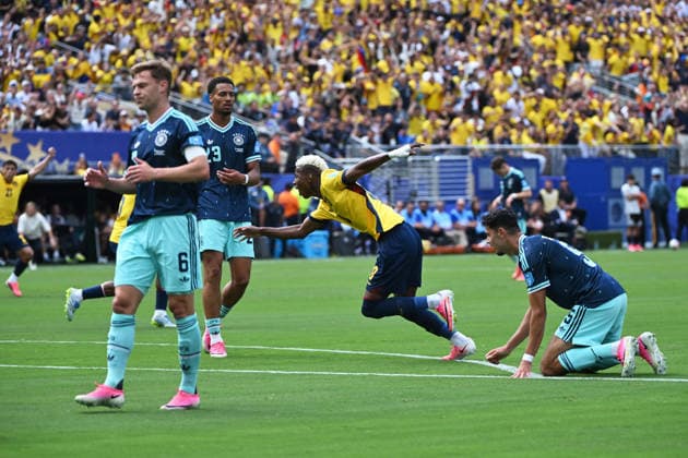 Fußball, Herren, FIFA World Cup, WM, Weltmeisterschaft, Fussball 2026, Spiel in New York New Jersey, Ecuador - Deutschland (Gruppe E, 3. Spieltag), Nilson Angulo (Ecuador), Jubel nach Tor zum 1:1, v.l. Joshua Kimmich (Deutschland), Felix Nmecha (Deutschland), Aleksandar Pavlovic (Deutschland), 25.06. 2026, *** Soccer, Men s, 2026 FIFA World Cup, Match in New York, New Jersey, Ecuador vs. Germany, Group E, Matchday 3, Nilson Angulo (Ecuador), celebrating after scoring the 1-1 goal; from left: Joshua Kimmich (Germany), Felix Nmecha (Germany), Aleksandar Pavlovic (Germany), June 25, 2026, Copyright: xMatthiasxKochx
