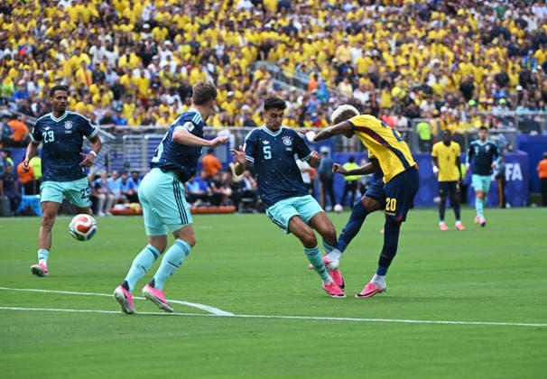 Fußball, Herren, FIFA World Cup, WM, Weltmeisterschaft, Fussball 2026, Spiel in New York New Jersey, Ecuador - Deutschland (Gruppe E, 3. Spieltag), Nilson Angulo (Ecuador) erzielt das Tor zum 1:1 gegen Felix Nmecha (Deutschland), Joshua Kimmich (Deutschland) und Aleksandar Pavlovic (Deutschland), 25.06. 2026, *** Soccer, Men s, 2026 FIFA World Cup, Match in New York, New Jersey, Ecuador vs. Germany, Group E, Matchday 3, Nilson Angulo of Ecuador scores the goal to tie the game 1–1 against Felix Nmecha of Germany, Joshua Kimmich of Germany, and Aleksandar Pavlovic of Germany, June 25, 2026, Copyright: xMatthiasxKochx