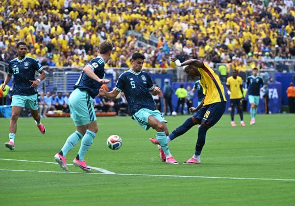 Fußball, Herren, FIFA World Cup, WM, Weltmeisterschaft, Fussball 2026, Spiel in New York New Jersey, Ecuador - Deutschland (Gruppe E, 3. Spieltag), Nilson Angulo (Ecuador) erzielt das Tor zum 1:1 gegen Felix Nmecha (Deutschland), Joshua Kimmich (Deutschland) und Aleksandar Pavlovic (Deutschland), 25.06. 2026, *** Soccer, Men s, 2026 FIFA World Cup, Match in New York, New Jersey, Ecuador vs. Germany, Group E, Matchday 3, Nilson Angulo of Ecuador scores the goal to tie the game 1–1 against Felix Nmecha of Germany, Joshua Kimmich of Germany, and Aleksandar Pavlovic of Germany, June 25, 2026, Copyright: xMatthiasxKochx