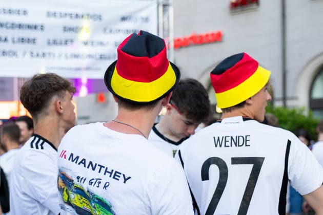 Augsburg, Bavaria, Germany - June 25, 2026: Public viewing of the 2026 FIFA World Cup, WM, Weltmeisterschaft, Fussball match between Ecuador and Germany on Rathausplatz in Augsburg as part of the Augsburg Summer Nights festival. Numerous fans wearing jerseys and waving German flags *** Public Viewing des FIFA WM Weltmeisterschaft 2026 WORLD CUP Spiel Ecuador gegen Deutschland auf dem Rathausplatz in Augsburg im Rahmen der Augsburger Sommernächte. Zahlreiche Fans mit Trikot und Deutschland Flaggen