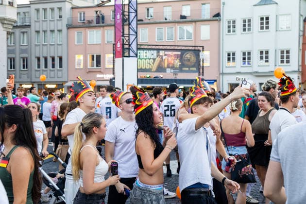 Augsburg, Bavaria, Germany - June 25, 2026: Public viewing of the 2026 FIFA World Cup, WM, Weltmeisterschaft, Fussball match between Ecuador and Germany on Rathausplatz in Augsburg as part of the Augsburg Summer Nights festival. Numerous fans wearing jerseys and waving German flags *** Public Viewing des FIFA WM Weltmeisterschaft 2026 WORLD CUP Spiel Ecuador gegen Deutschland auf dem Rathausplatz in Augsburg im Rahmen der Augsburger Sommernächte. Zahlreiche Fans mit Trikot und Deutschland Flaggen