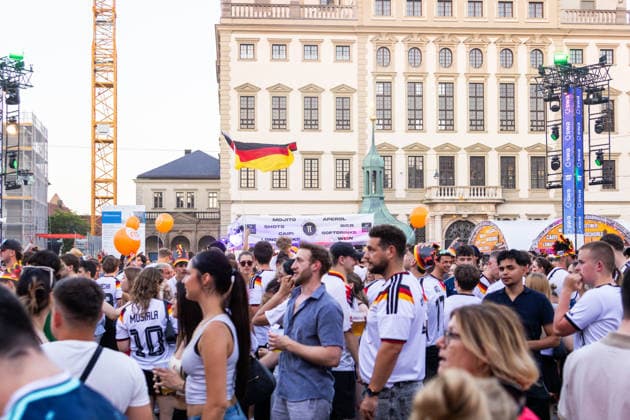 Augsburg, Bavaria, Germany - June 25, 2026: Public viewing of the 2026 FIFA World Cup, WM, Weltmeisterschaft, Fussball match between Ecuador and Germany on Rathausplatz in Augsburg as part of the Augsburg Summer Nights festival. Numerous fans wearing jerseys and waving German flags *** Public Viewing des FIFA WM Weltmeisterschaft 2026 WORLD CUP Spiel Ecuador gegen Deutschland auf dem Rathausplatz in Augsburg im Rahmen der Augsburger Sommernächte. Zahlreiche Fans mit Trikot und Deutschland Flaggen
