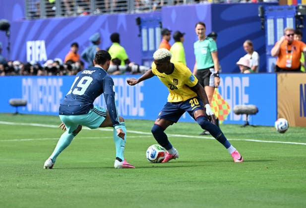 Fußball, Herren, FIFA World Cup, WM, Weltmeisterschaft, Fussball 2026, Spiel in New York New Jersey, Ecuador - Deutschland (Gruppe E, 3. Spieltag), v. l. Leroy Sane (Deutschland), Nilson Angulo (Ecuador), 25.06. 2026, *** Soccer, Men s, 2026 FIFA World Cup, Match in New York, New Jersey, Ecuador vs. Germany, Group E, Matchday 3, from left: Leroy Sané (Germany), Nilson Angulo (Ecuador), June 25, 2026, Copyright: xMatthiasxKochx