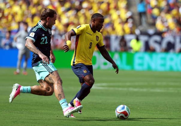 FIFA World Cup, WM, Weltmeisterschaft, Fussball 2026 - Group E - Ecuador vs Germany David Raum of Germany (L) and John Yeboah of Ecuador in action during the FIFA World Cup 2026 group stage match Ecuador against Germany, in New Jersey, USA, 25 June 2026. NEW JERSEY United States  Copyright: xSARAHxYENESELx