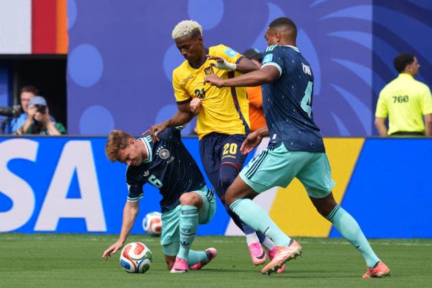 Nilson Angulo (c) of Ecuador vies for the ball with Joshua Kimmich (L) of Germany for the ball during a Group E match at the 2026 FIFA World Cup, WM, Weltmeisterschaft, Fussball between Ecuador and Germany at MetLife Stadium in New Jersey, United States, 25 June 2026. FIFA World Cup 2026 - Group E - Ecuador vs Germany !ACHTUNG: NUR REDAKTIONELLE NUTZUNG!  Copyright: xAngelxColmenaresx GR4475 20260625-55020710779_1