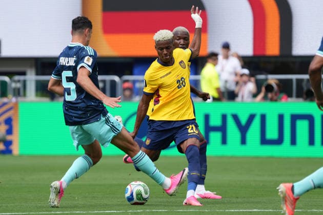 Nilson Angulo (c) of Ecuador vies for the ball with Aleksandar Pavlovic (L) of Germany during a Group E match at the 2026 FIFA World Cup, WM, Weltmeisterschaft, Fussball between Ecuador and Germany at MetLife Stadium in New Jersey, United States, 25 June 2026. FIFA World Cup 2026 - Group E - Ecuador vs Germany !ACHTUNG: NUR REDAKTIONELLE NUTZUNG!  Copyright: xAngelxColmenaresx GR4482 20260625-55020710792_1