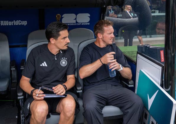 Fußball, Herren, FIFA World Cup, WM, Weltmeisterschaft, Fussball 2026, Spiel in New York New Jersey, Ecuador - Deutschland (Gruppe E, 3. Spieltag), v. l. Co-Trainer Benjamin Hübner, Trainer Julian Nagelsmann (Deutschland) auf der Bank, 25.06. 2026, *** Soccer, Men s, 2026 FIFA World Cup, Match in New York, New Jersey, Ecuador vs. Germany, Group E, Matchday 3, from left: Assistant Coach Benjamin Hübner, Head Coach Julian Nagelsmann (Germany) on the bench, June 25, 2026, Copyright: xMatthiasxKochx