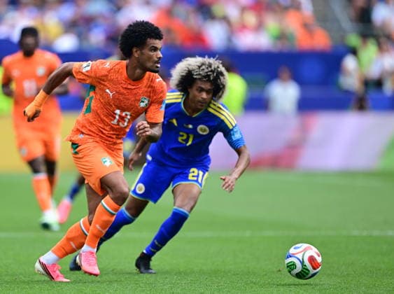 Curacao v Ivory Coast - FIFA World Cup, WM, Weltmeisterschaft, Fussball 2026 - Group E PHILADELPHIA, USA - JUNE 25: Tahith Chong (R) of Curacao in action against Christopher Operi of Ivory Coast during the 2026 FIFA World Cup First Stage Group E match between Curacao and Ivory Coast at Lincoln Financial Field (Philadelphia Stadium) in Philadelphia, Pennsylvania, United States on June 25, 2026. Abdulhamid Hosbas Anadolu Pennsylvania United States. Editorial use only. Please get in touch for any other usage.  Copyright: x2026xAnadoluxAbdulhamidxHosbasx