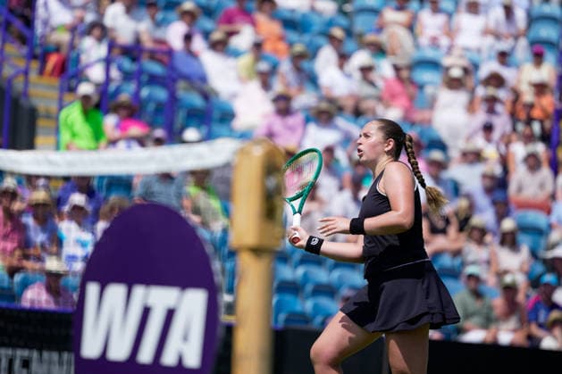 Lexus Eastbourne Open - Day Four Jelena Ostapenko of Latvia, the third seed, competes in a quarterfinal match against Zeynep Sonmez of Turkey at the 2026 Lexus Eastbourne Open Women s tennis tournament at the Devonshire Park Lawn Tennis Club in Eastbourne, England, on June 25, 2026. Eastbourne United Kingdom  Copyright: xOwenxHammondx originalFilename:hammond-2026lexu260625_npH3s.jpg