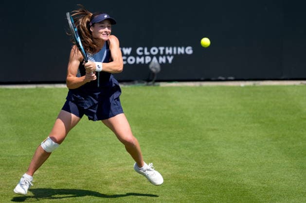 Lexus Eastbourne Open - Day Four Zeynep Sonmez of Turkey competes against third seed Jelena Ostapenko of Latvia during their quarterfinal match at the 2026 Lexus Eastbourne Open Women s tennis tournament at the Devonshire Park Lawn Tennis Club in Eastbourne, England, on June 25, 2026. Eastbourne United Kingdom  Copyright: xOwenxHammondx originalFilename:hammond-2026lexu260625_npdv7.jpg