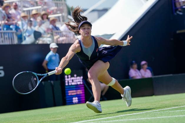 Lexus Eastbourne Open - Day Four Zeynep Sonmez of Turkey competes against third seed Jelena Ostapenko of Latvia during their quarterfinal match at the 2026 Lexus Eastbourne Open Women s tennis tournament at the Devonshire Park Lawn Tennis Club in Eastbourne, England, on June 25, 2026. Eastbourne United Kingdom  Copyright: xOwenxHammondx originalFilename:hammond-2026lexu260625_npt4z.jpg