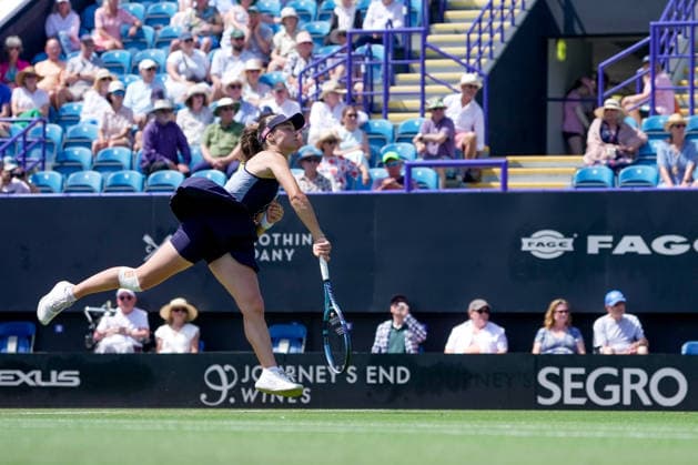 Lexus Eastbourne Open - Day Four Zeynep Sonmez of Turkey competes against third seed Jelena Ostapenko of Latvia during their quarterfinal match at the 2026 Lexus Eastbourne Open Women s tennis tournament at the Devonshire Park Lawn Tennis Club in Eastbourne, England, on June 25, 2026. Eastbourne United Kingdom  Copyright: xOwenxHammondx originalFilename:hammond-2026lexu260625_np8gS.jpg