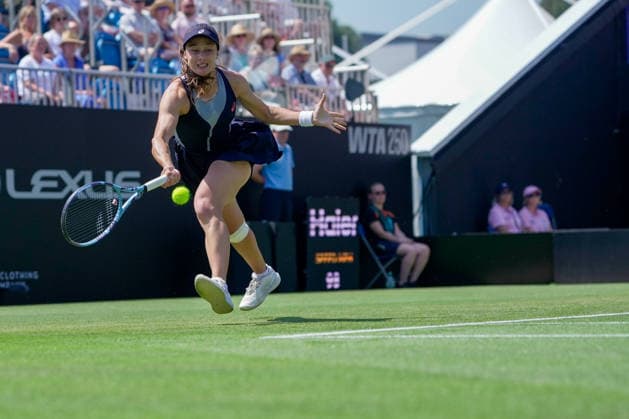 Lexus Eastbourne Open - Day Four Zeynep Sonmez of Turkey competes against third seed Jelena Ostapenko of Latvia during their quarterfinal match at the 2026 Lexus Eastbourne Open Women s tennis tournament at the Devonshire Park Lawn Tennis Club in Eastbourne, England, on June 25, 2026. Eastbourne United Kingdom  Copyright: xOwenxHammondx originalFilename:hammond-2026lexu260625_npv59.jpg